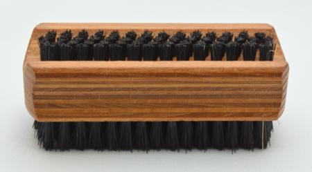 Handwaschbürste Schichtholz mit Griffmulden. 6 und 4 Reihen schwarze Naturborsten. Bürstenfabrik Keller seit 1869.